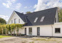 Einfamilienhaus mit Flachdachziegel J13v in schiefergrau matt