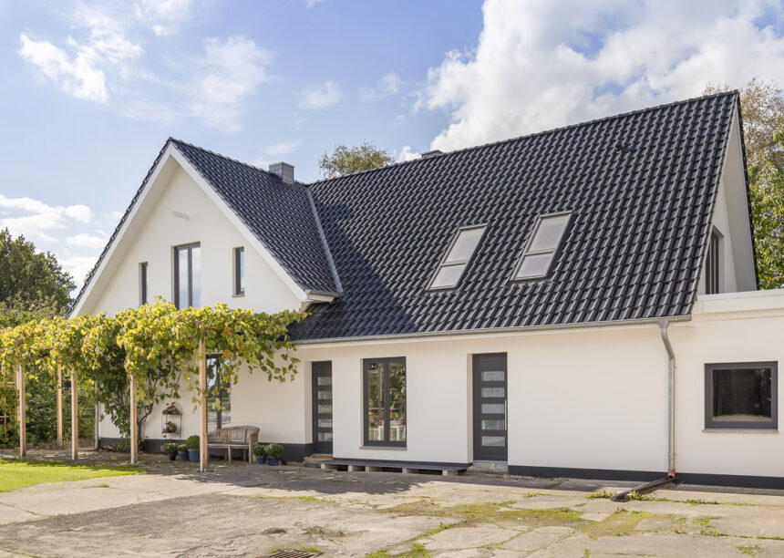 Einfamilienhaus mit Flachdachziegel J13v in schiefergrau matt