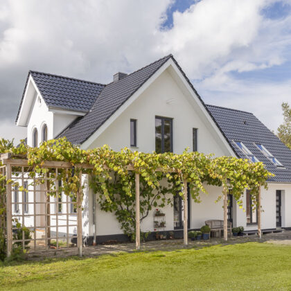 Einfamilienhaus mit Flachdachziegel J13v in schiefergrau matt