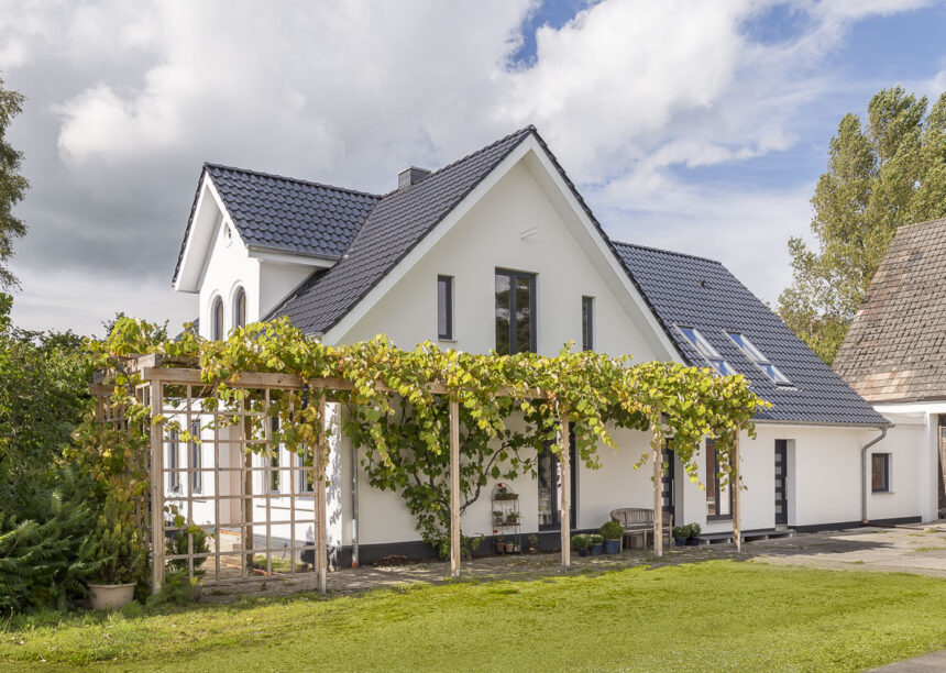 Einfamilienhaus mit Flachdachziegel J13v in schiefergrau matt