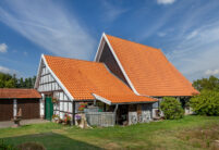 Bauernhaus mit Satteldach und Hohlpfanne H1 in naturrot gedeckt