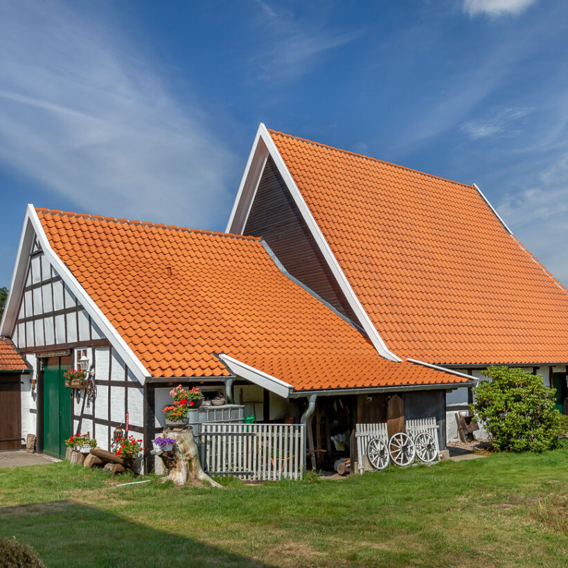 Bauernhaus mit Satteldach und Hohlpfanne H1 in naturrot gedeckt