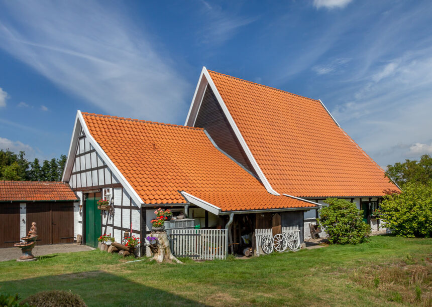 Bauernhaus mit Satteldach und Hohlpfanne H1 in naturrot gedeckt