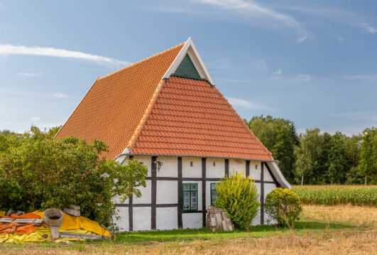 Hohlpfanne auf denkmalgeschützem Einfamilienhaus mit Fachwerk