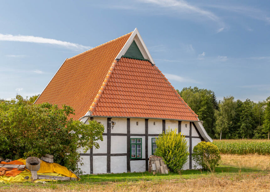 Hohlpfanne auf denkmalgeschützem Einfamilienhaus mit Fachwerk