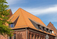 Altes Stadthaus in Lüneburg mit Klinker und Hohlpfanne H1 auf Walmdach