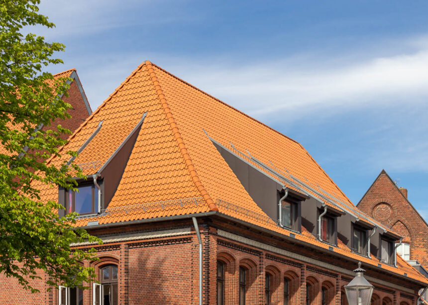 Altes Stadthaus in Lüneburg mit Klinker und Hohlpfanne H1 auf Walmdach