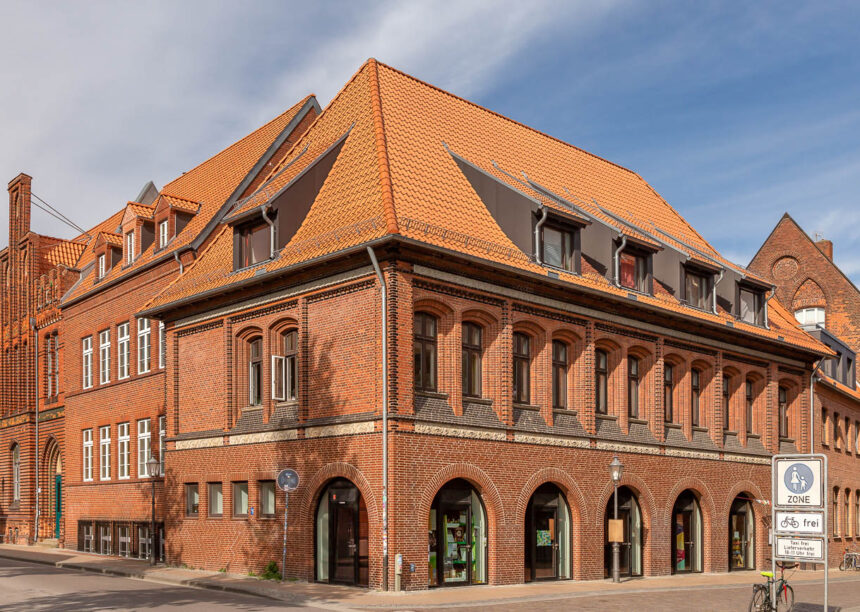 Altes Stadthaus in Lüneburg mit Klinker und Hohlpfanne H1 in der Gesamtansicht