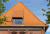 Altes Stadthaus in Lüneburg mit Klinker und Hohlpfanne H1 und Fokus auf die Gaube