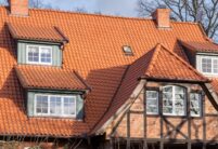 Altes Bauernhaus mit Fokus auf dem Dachgrad der Gaube