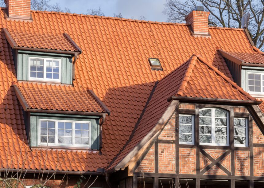 Altes Bauernhaus mit Fokus auf dem Dachgrad der Gaube