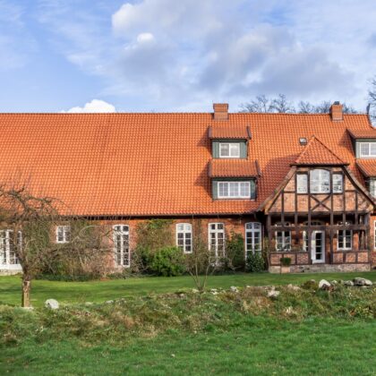 Altes Bauernhaus mit Hohlpfanne H1 auf dem Dach