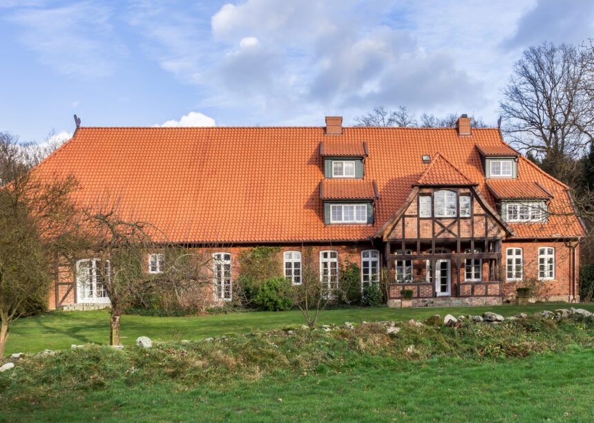 Altes Bauernhaus mit Hohlpfanne H1 auf dem Dach