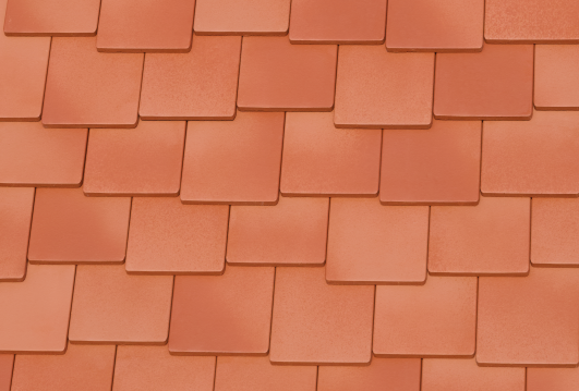 Dachfläche gedeckt mit Biberschwanzziegel Contura in der Farbwelt karmin