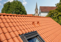 Hohlpfanne H2 in naturrot auf konischem Dach