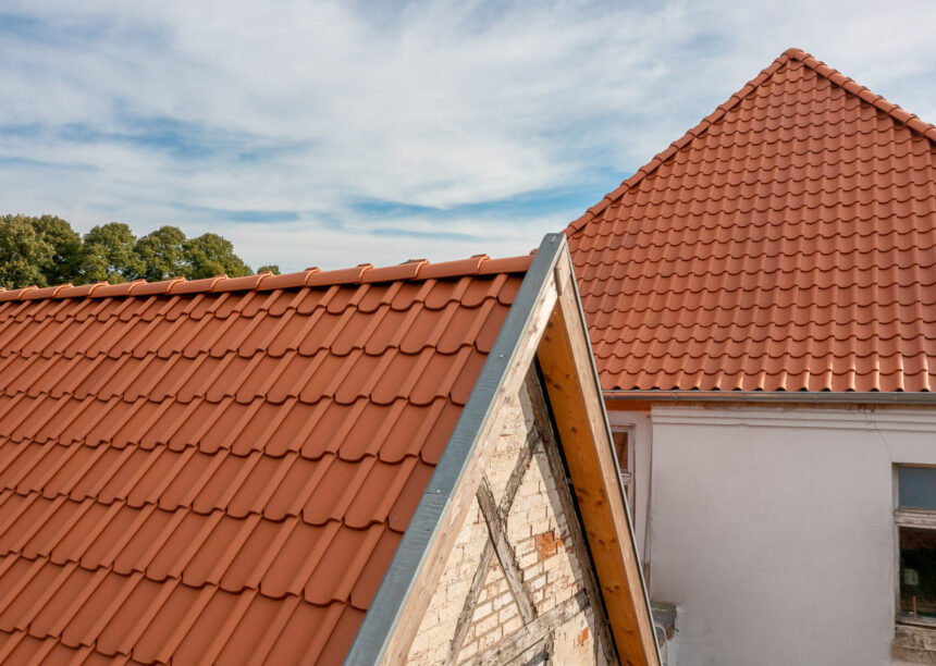 Denkmalgeschützes Gutshaus mit Hohlpfanne H2 in naturrot mit Details am Giebel