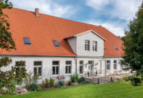 Denkmalgeschützes Gutshaus mit Hohlpfanne H2 in naturrot mit Blick auf den Eingangsbereich