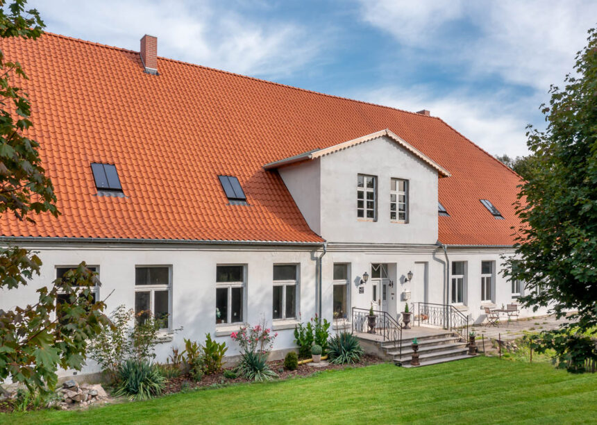 Denkmalgeschützes Gutshaus mit Hohlpfanne H2 in naturrot mit Blick auf den Eingangsbereich