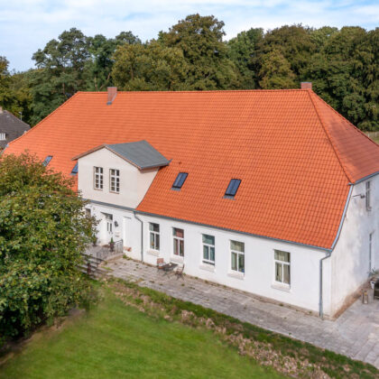 Denkmalgeschützes Gutshaus mit Hohlpfanne H2 in naturrot in der schrägen Gesamtansicht