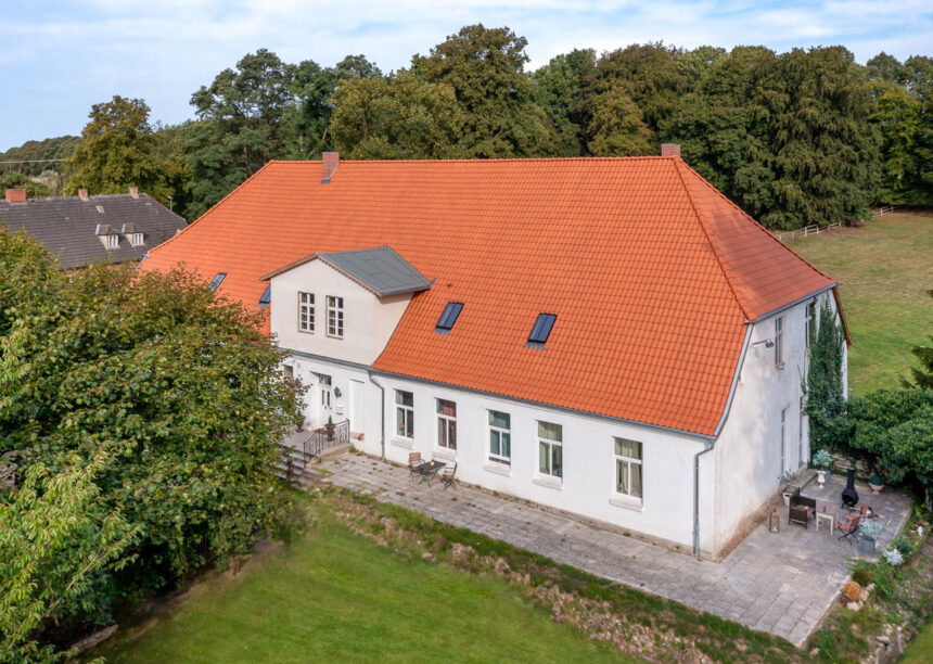 Denkmalgeschützes Gutshaus mit Hohlpfanne H2 in naturrot in der schrägen Gesamtansicht