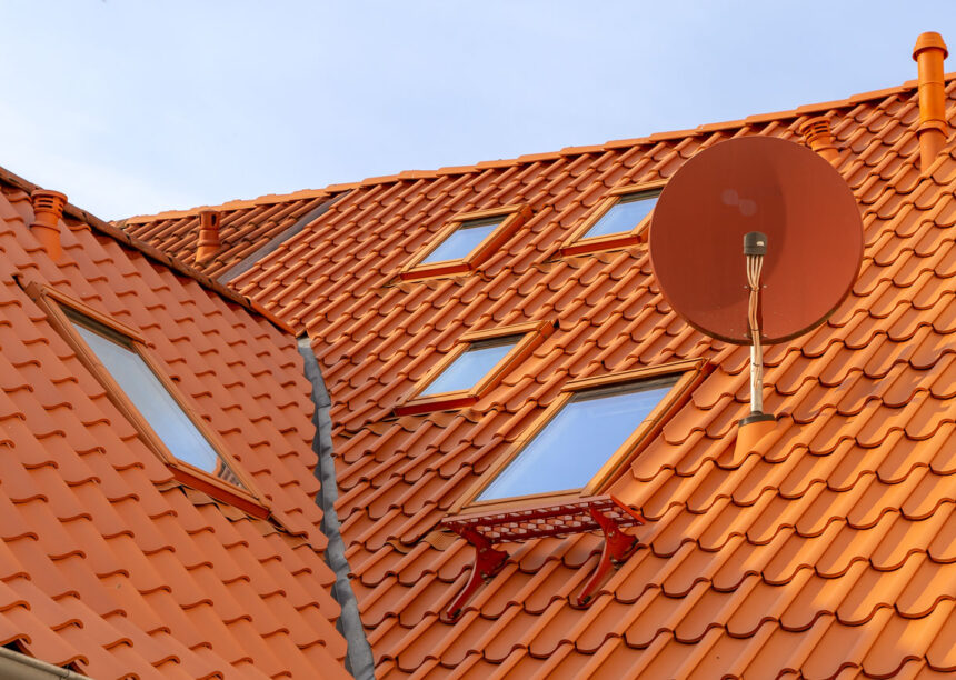 Historisches, denkmalgeschütztes Stadthaus mit Fokus auf die sanierte Dachfläche mit Hohlpfanne H2 in naturrot. Hier liegt der Bildfokus auf die Kehle