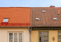 Historisches, denkmalgeschütztes Stadthaus mit Fokus auf die sanierte Dachfläche mit Hohlpfanne H2 in naturrot