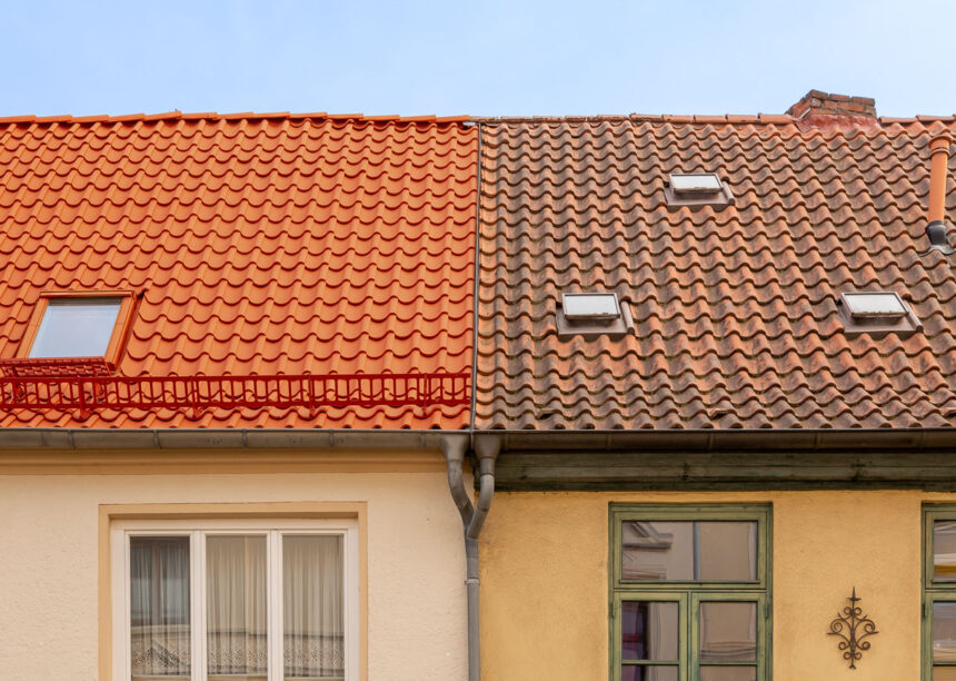 Historisches, denkmalgeschütztes Stadthaus mit Fokus auf die sanierte Dachfläche mit Hohlpfanne H2 in naturrot