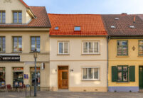 Historisches, denkmalgeschütztes Stadthaus, das durch sein H2 Dach auffällt