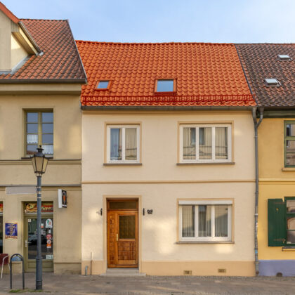 Historisches, denkmalgeschütztes Stadthaus, das durch sein H2 Dach auffällt