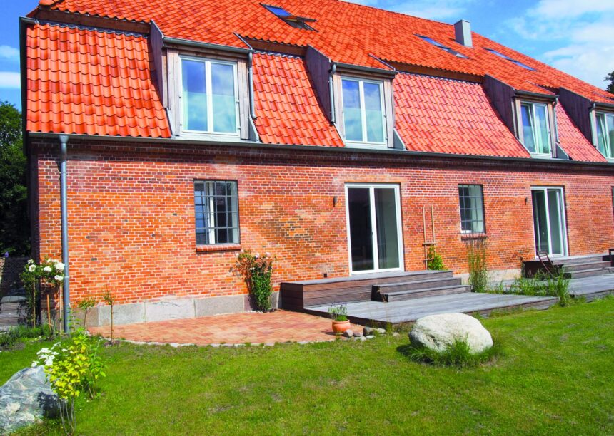 Friesisch-bunt Salzbrand auf saniertem Bauernhaus, hier mit Blick auf die Terrasse