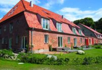 Tolles Krüppelwalmdach auf historischem Landhaus mit H2 in friesisch-bunt Salzbrand