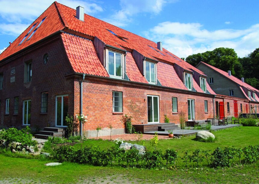 Tolles Krüppelwalmdach auf historischem Landhaus mit H2 in friesisch-bunt Salzbrand