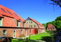 Tolles Krüppelwalmdach auf historischem Landhaus mit H2 in friesisch-bunt Salzbrand hier in der Hofgesamtansicht