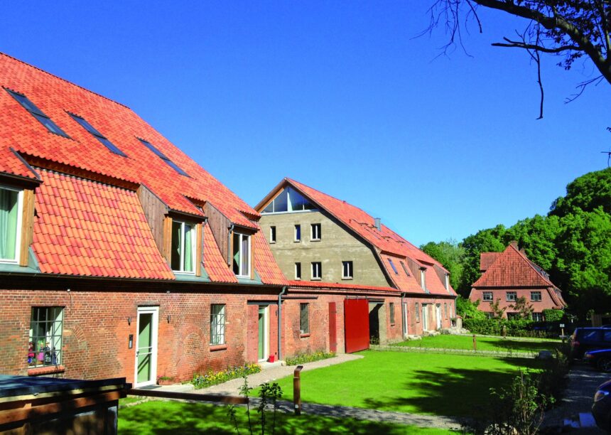 Tolles Krüppelwalmdach auf historischem Landhaus mit H2 in friesisch-bunt Salzbrand hier in der Hofgesamtansicht