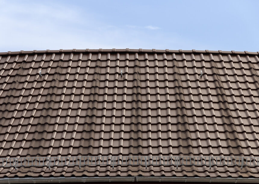 Flachdachziegel J11v in dunkelbraun auf Mehrfamilienhaus hier zu sehen die Dachfläche.