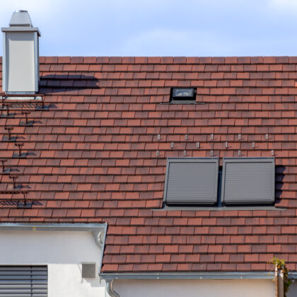 Die Dachansicht mit Flachziegel WALTHER Stylist in der Sonderserie cottage auf Mehrfamilienhaus.