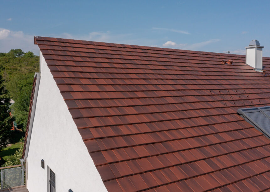 Im Bild der Giebel mit Ortgängen und halben Ziegeln. Das Mehrfamilienhaus ist mit Flachziegel WALTHER Stylist in der Sonderserie cottage gedeckt.