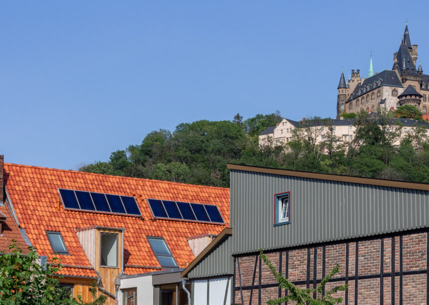 Rückseite des Firmengebäudes mit Hohlfalzziegel Z5 in der Sonderserie friesisch-bunt Salzbrand und PV-Aufdachanlage.