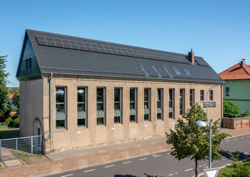 Trendziegel J160 in der Engobe altschwarz auf der Musikschule Turbine 19 in Wenigrode.