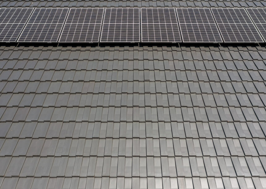 Altschwarze J160-Dachfläche mit PV-Aufdachanlage mit Solarträger mit Alugrundpfanne sowie Solardurchlassziegel aus unserem Zubehör. Objekt Musikschule Turbine 19 in Wernigerode.