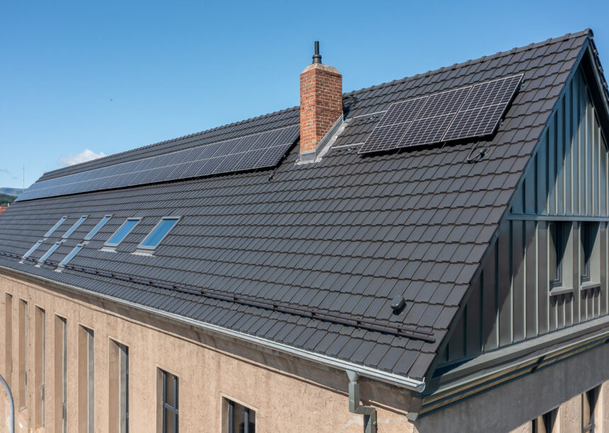 Trendziegel J160 in der Engobe altschwarz auf der Musikschule Turbine 19 in Wenigrode. Im Bild aus unserem Zubehör Solarträger, Schneefang Doppelrohr sowie Sanilüfter.