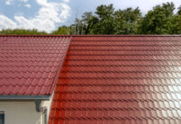 Kroneneindeckung auf Dachfläche mit süddeutschen Bibern Rundschnitt mit First konisch in der Edelengobe edelrosso auf saniertem Einfamilienhaus.