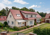 Süddeutscher Biber Rundschnitt mit First konisch in der Edelengobe edelrosso auf saniertem Einfamilienhaus.