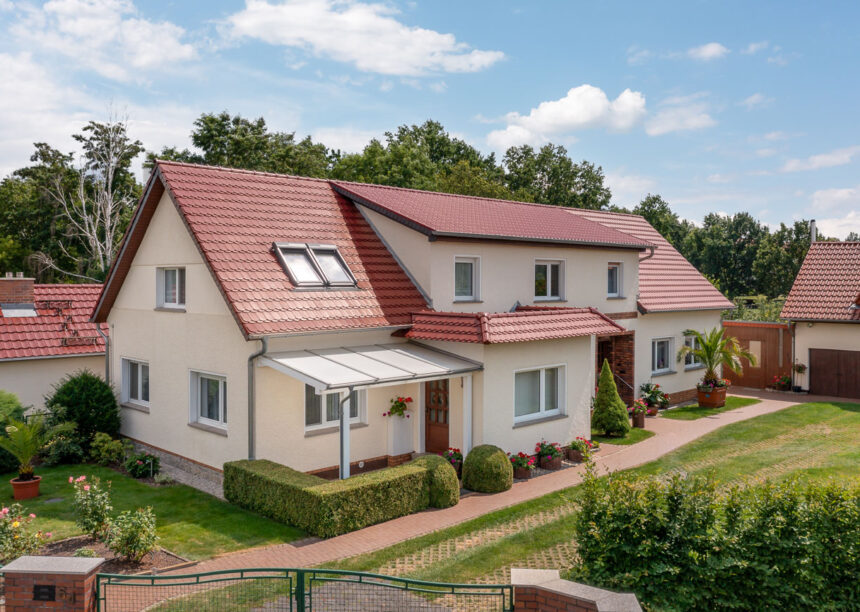 Süddeutscher Biber Rundschnitt mit First konisch in der Edelengobe edelrosso auf saniertem Einfamilienhaus.