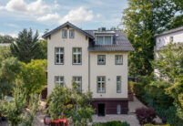 Historische Villa mit J11v in edelbraun. Hier zu sehen die Kehle der Satteldachgaube.