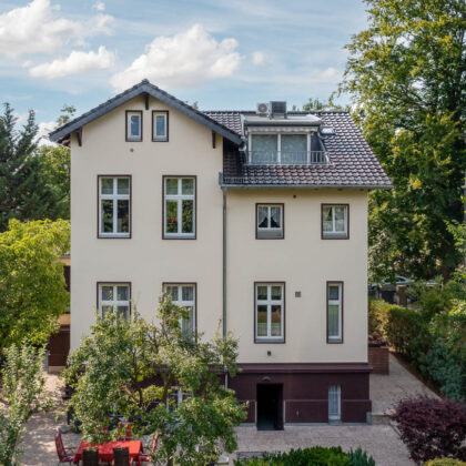 Historische Villa mit J11v in edelbraun. Hier zu sehen die Kehle der Satteldachgaube.