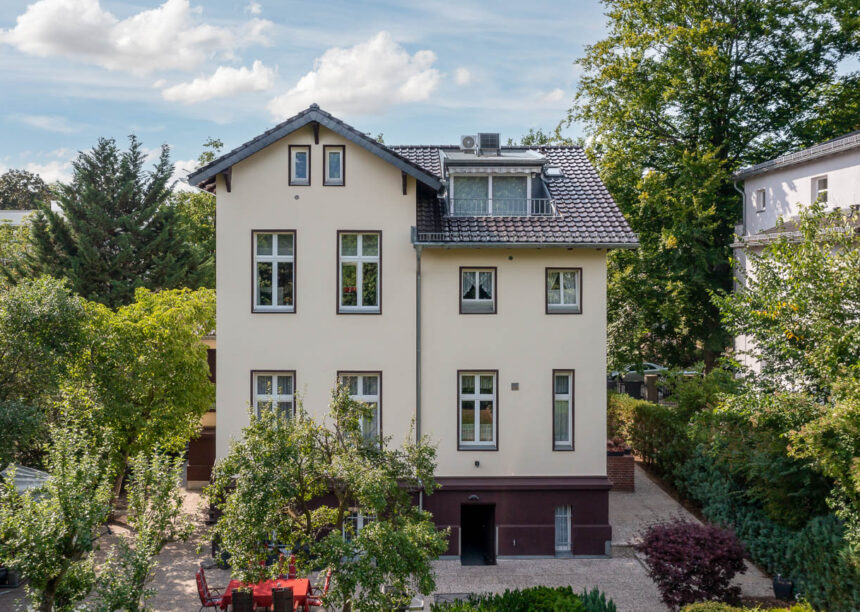 Historische Villa mit J11v in edelbraun. Hier zu sehen die Kehle der Satteldachgaube.