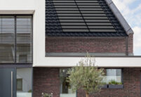 Satteldach auf Klinkerhaus mit Fokus auf die Jacobi Solarlösung J160-PV kombiniert