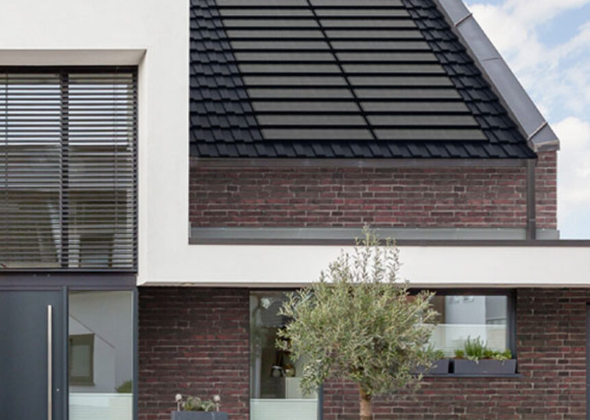 Satteldach auf Klinkerhaus mit Fokus auf die Jacobi Solarlösung J160-PV kombiniert