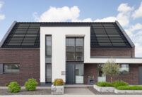 Satteldach auf Klinkerhaus mit der Jacobi Solarlösung J160-PV kombiniert mit Trendziegel J160 in edelschwarz